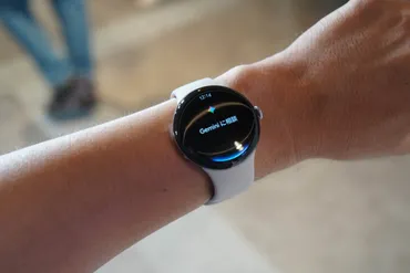 Google Pixel Watch 4が正式発表! Gemini対応、心電図解禁、ドーム型ディスプレイと新充電システムを搭載